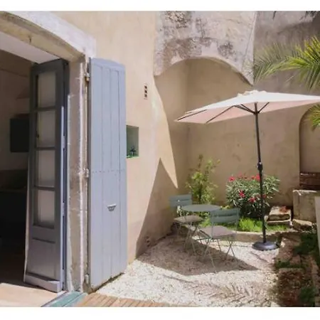 Ecusson Nimois Et Cour Ensoleillee Apartment